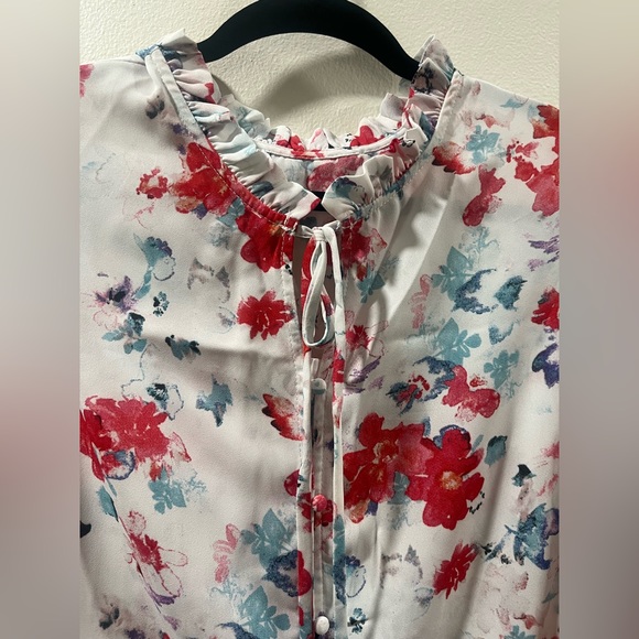 Beautiful Floral top - Picture 3 of 10